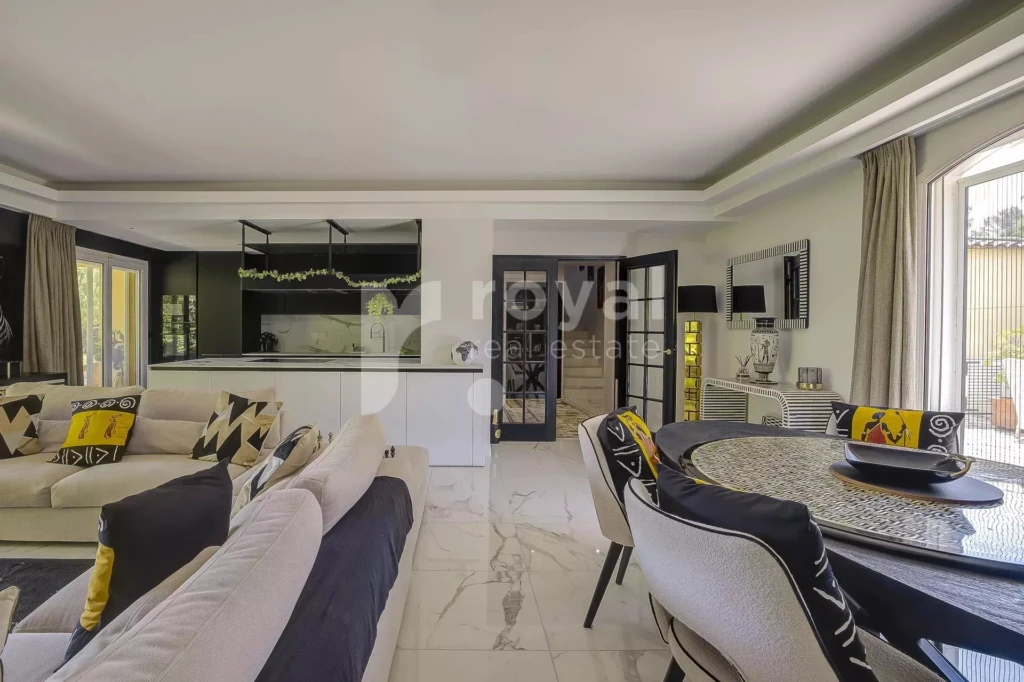 Séjour design d’une villa rénovée de luxe au style moderne