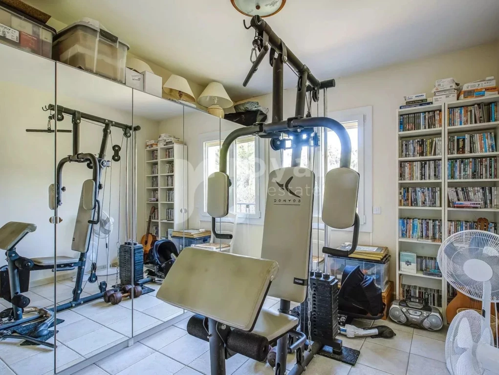Chambre amenagée en salle de sport dans une villa à Mougins