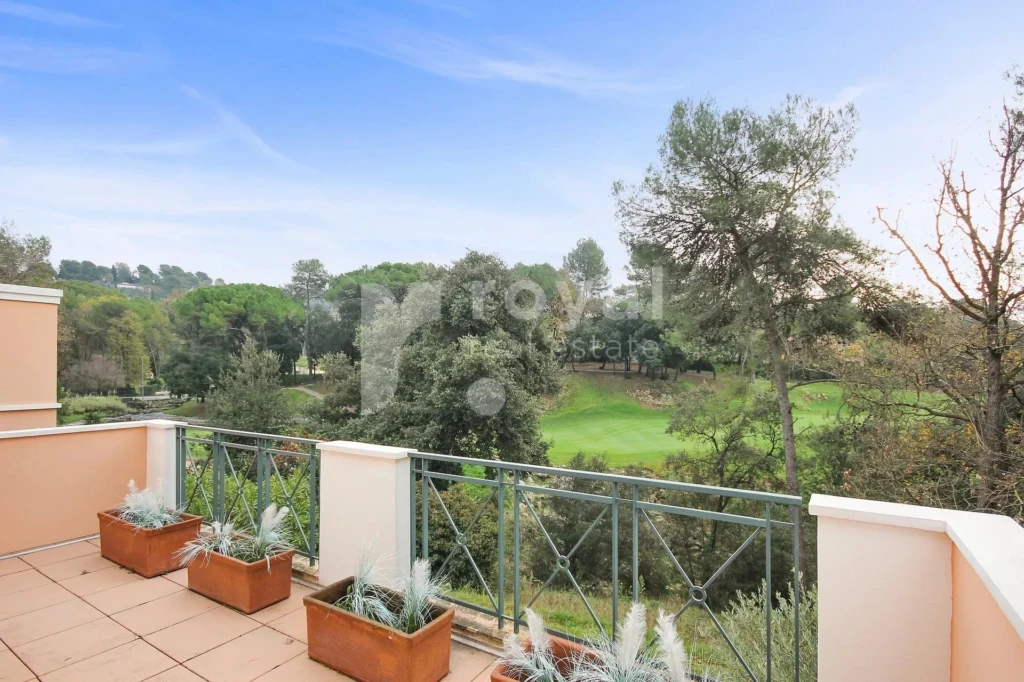 Terrasse vue golf – villa familiale avec vue – Royal Mougins Golf