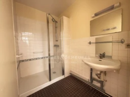 APPARTEMENT A VENDRE A LA CHATRE - APPARTEMENT TYPE 2 CLIMATISE AVEC CAVE ET PARKING -- APPARTEMENT SANS TRAVAUX - APPARTEMENT ACCESSIBLE PERSONNE A MOBILITE REDUITE -  DOUCHE ITALIENNE