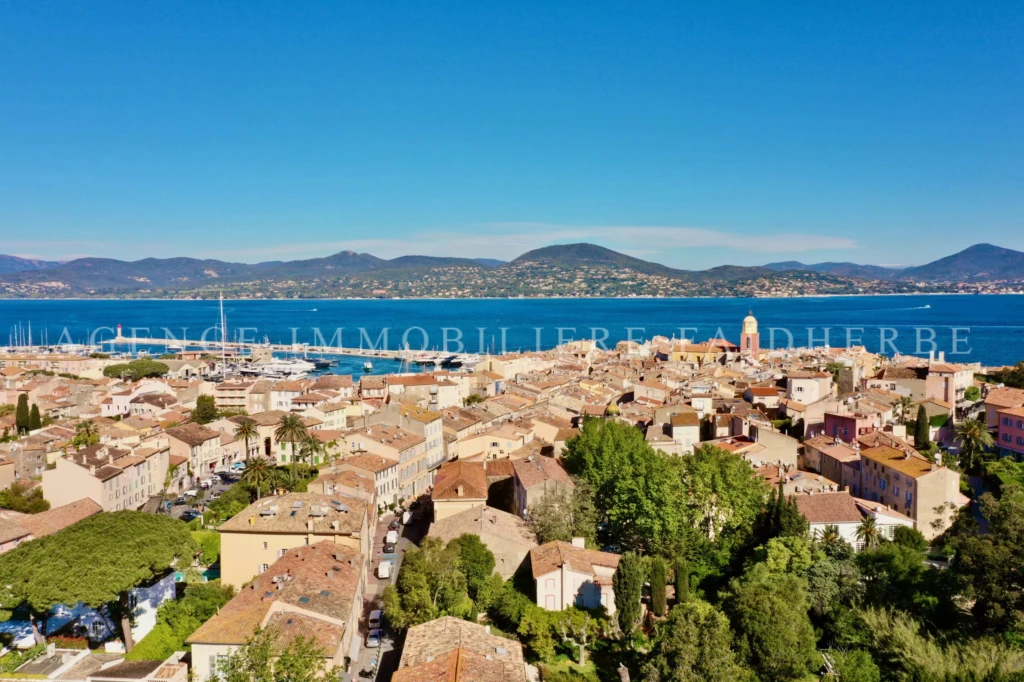 Vue imprenable sur la mer et la ville depuis cette charmante maison.