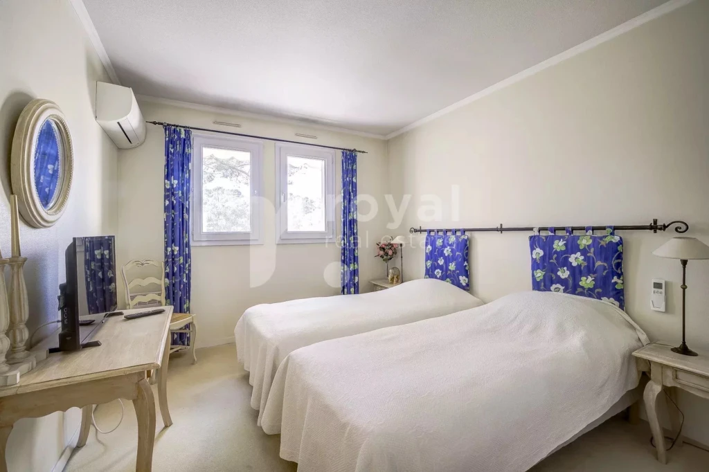 Chambre climatisée avec vue sur le Royal Mougins