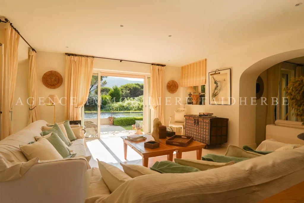 Salon spacieux et lumineux avec vue sur le jardin, idéal pour un cadre de vie paisible.