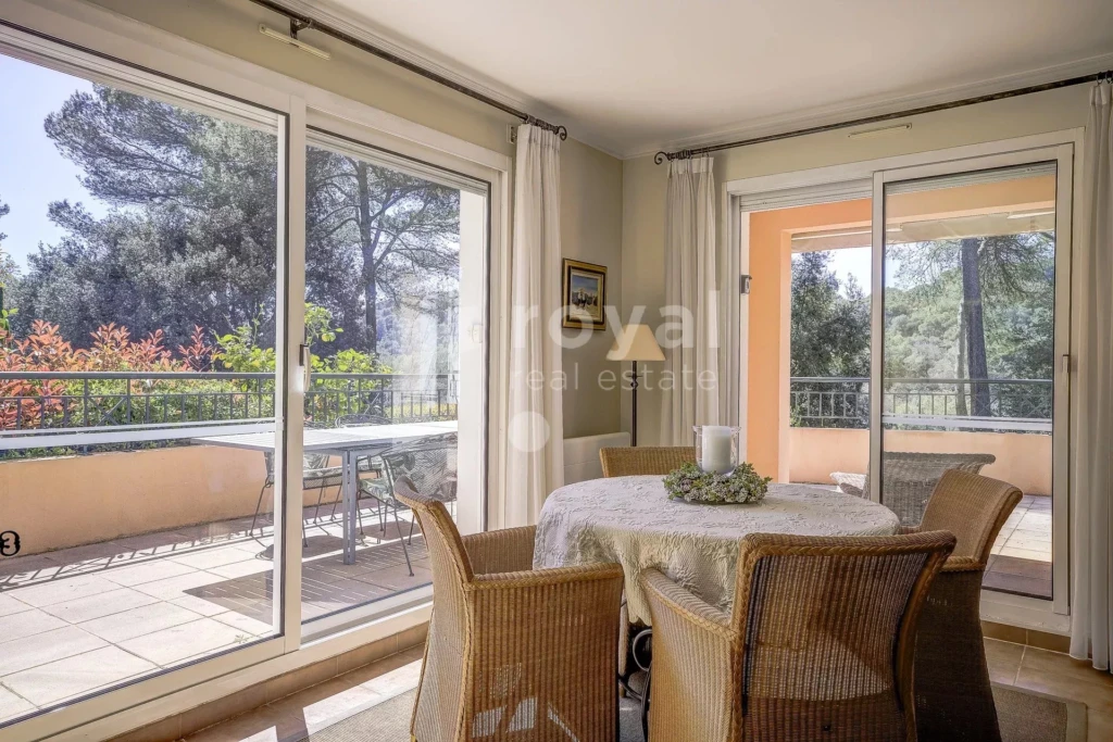 Espace de vie contemporain dans une villa de standing sur un domaine golfique renommé