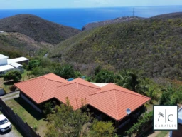 Maison spacieuse avec vue imprenable sur la mer et les montagnes.