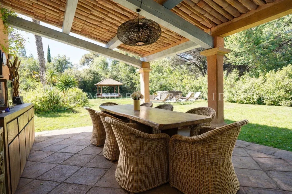 Charmant espace extérieur avec coin repas convivial, idéal pour profiter de la nature.