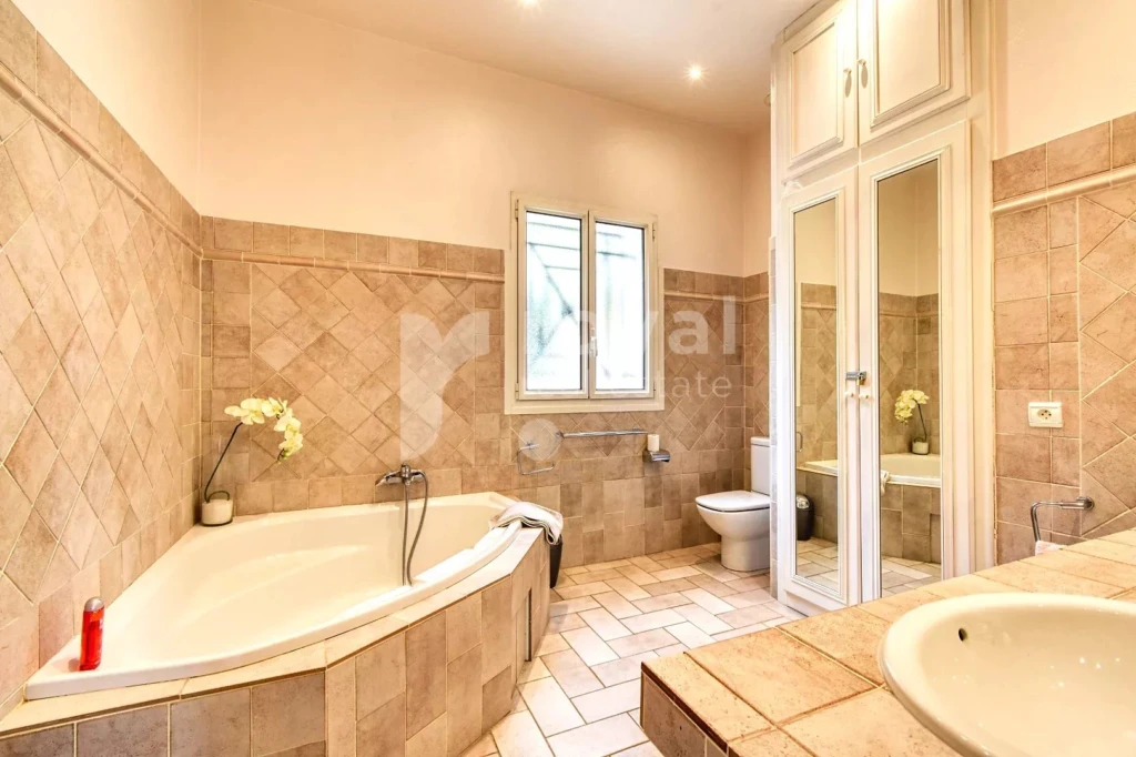 Salle de douche moderne et lumineuse