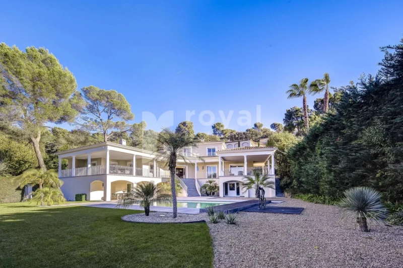 Villa de luxe avec façade soignée dans le domaine Royal Mougins Golf