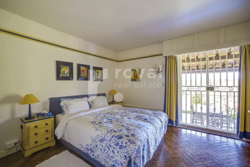 Chambre raffinée avec lumière naturelle et ambiance apaisante