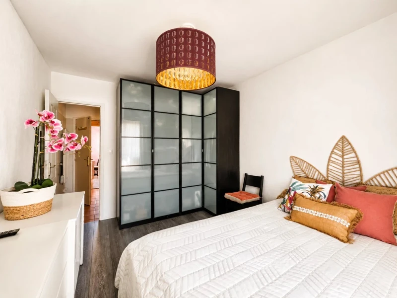 Autre angle de la chambre principale mettant en valeur les volumes et la luminosité de la pièce.