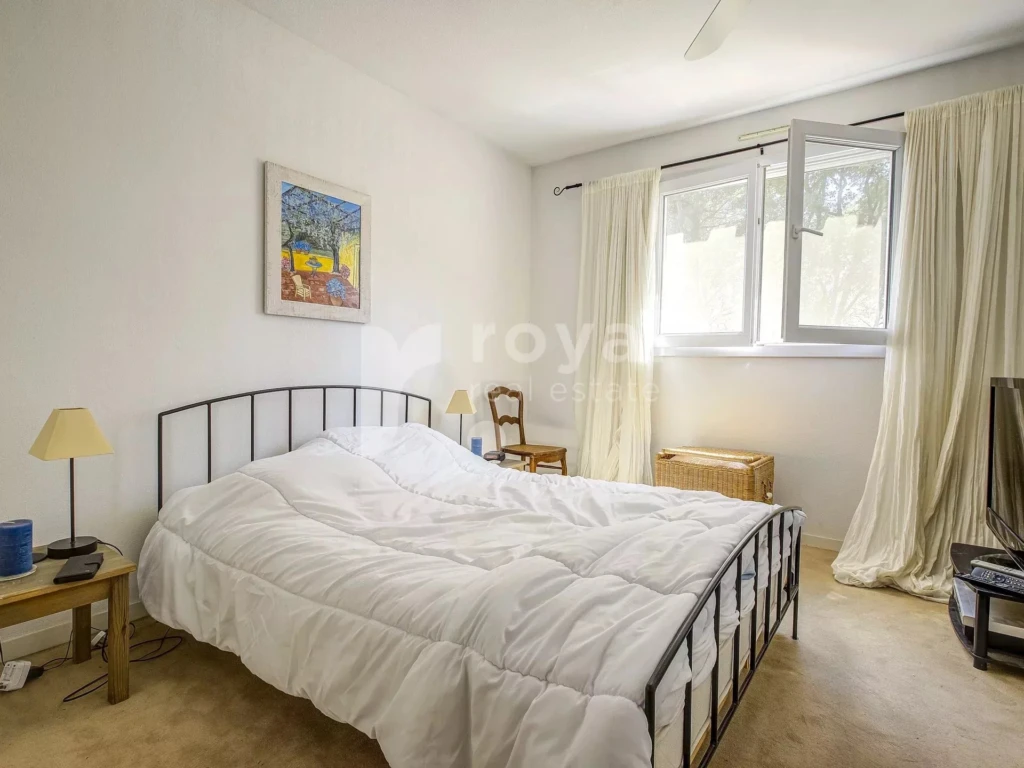 Chambre avec vue sur la verdure au Royal Mougins Golf