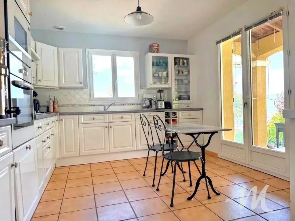 Cuisine équipée blanche, villa Montmeyan