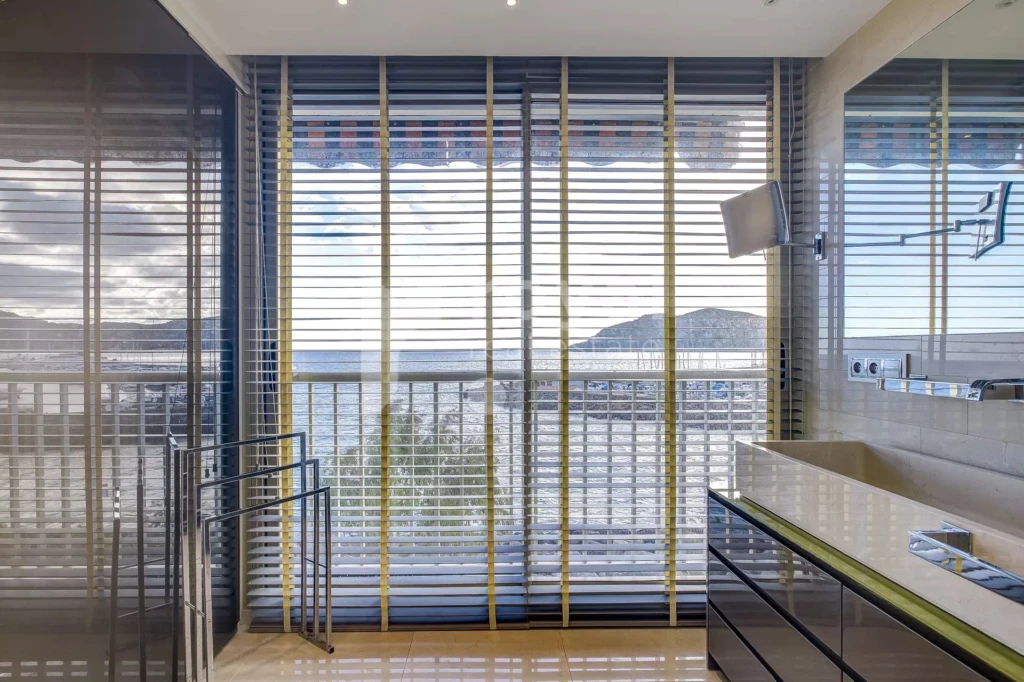 Appartement de luxe avec salle d’eau contemporaine et vue mer