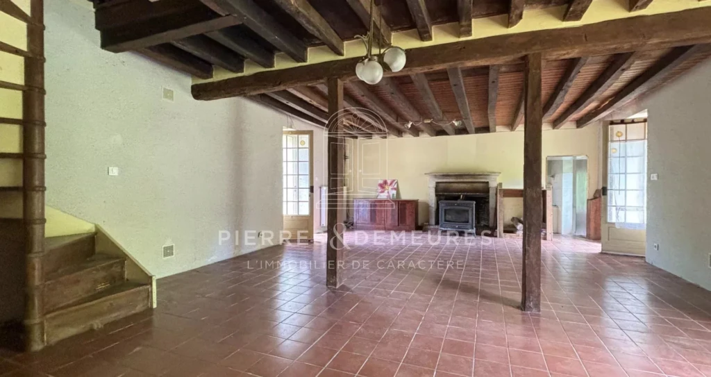 FERMETTE - VIVRE A LA CAMPAGNE - MAISON A VENDRE A MONTIPOURET - GRANGE RENOVEE - MAISON DE CAMPAGNE - PIERRE - POUTRES APPARENTES - SEJOUR CATHEDRAL - MEZZANINE - BIEN ATYPIQUE