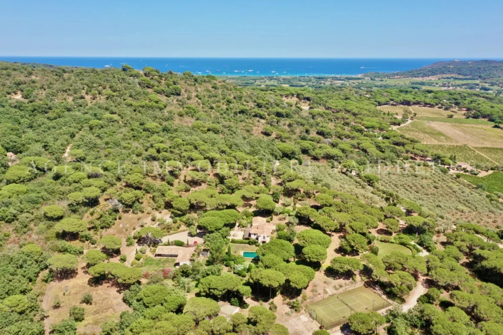 Vue imprenable sur la mer depuis cette propriété située dans un environnement verdoyant.