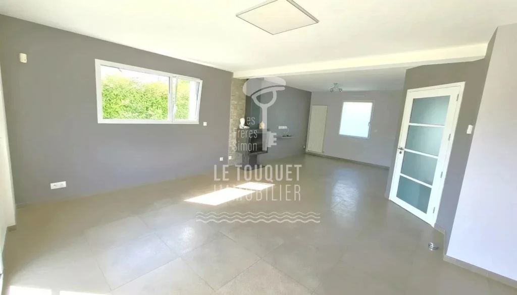 Salon avec poêle à bois