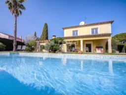 Villa familiale spacieuse avec jardin et piscine à Mougins