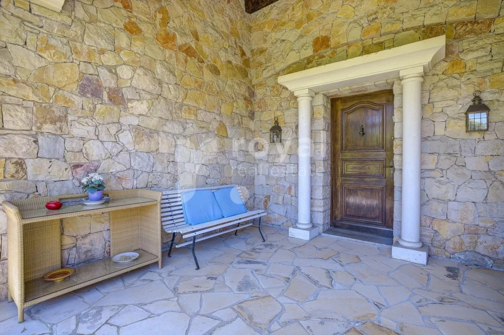 Entrée élégante et lumineuse de villa de prestige à Biot