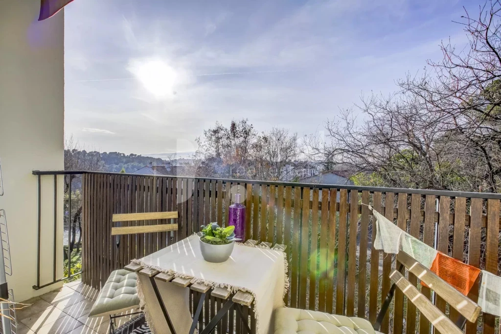 Balcon avec vue dégagée dans appartement rénové à Valbonne