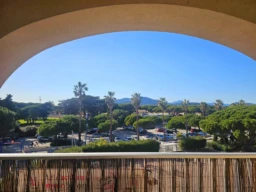Vue depuis la loggia d'un studio à Hyères Port avec parking et vue dégagée.