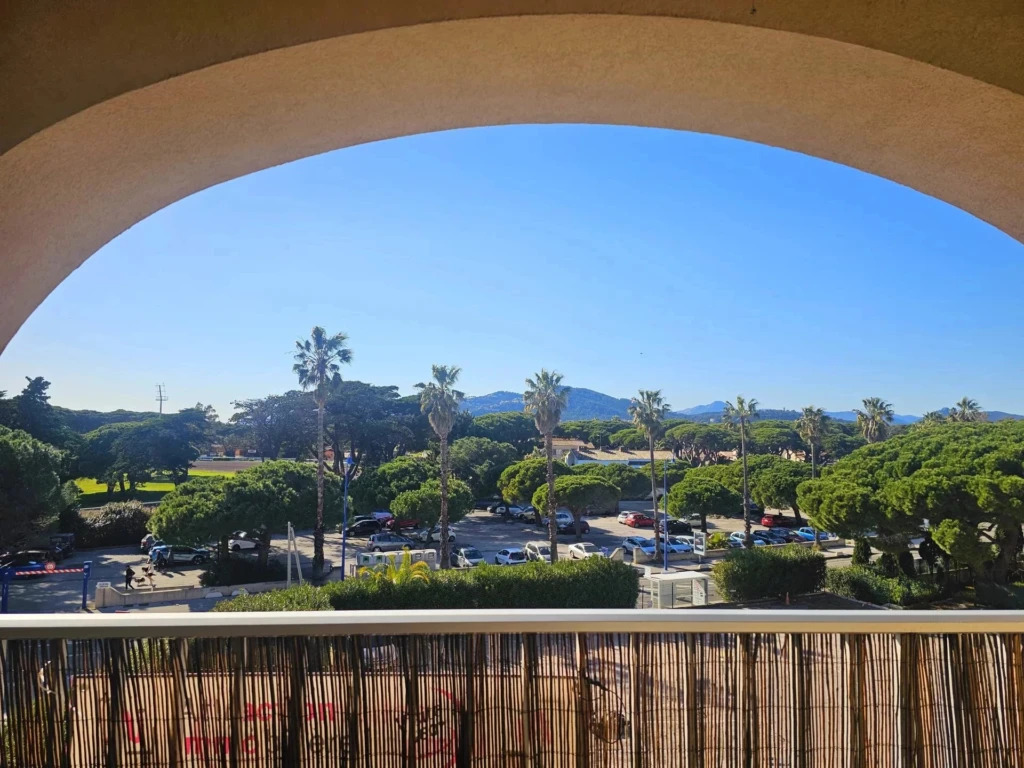 Vue depuis la loggia d'un studio à Hyères Port avec parking et vue dégagée.
