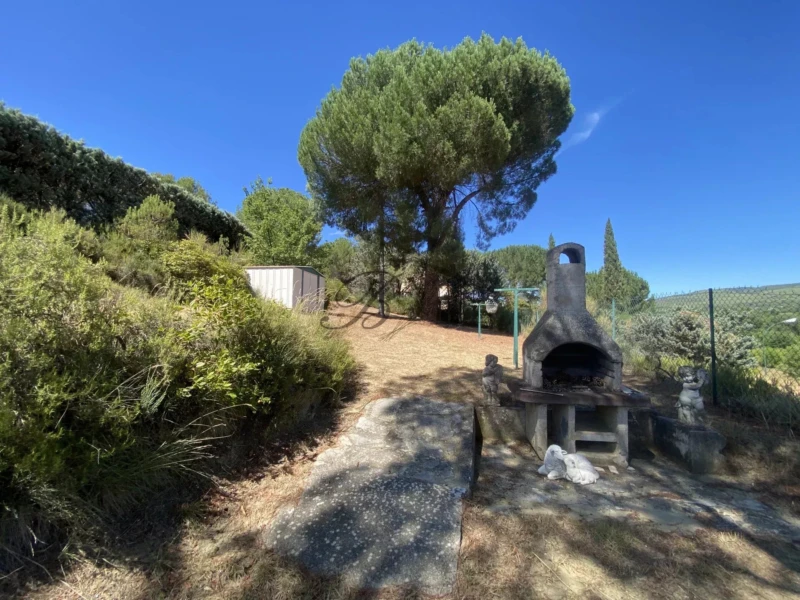 LA TOUR D'AIGUES, Terrain de 2800 m² avec possibilité de faire un détachement de parcelle