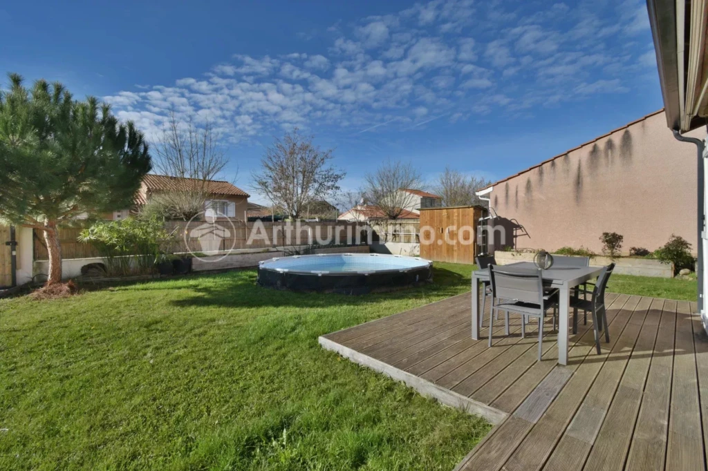 calme cuisine équipée double terrasse jardin kplaces de parking maison rénovée plaisance du touch poele à bois T4
