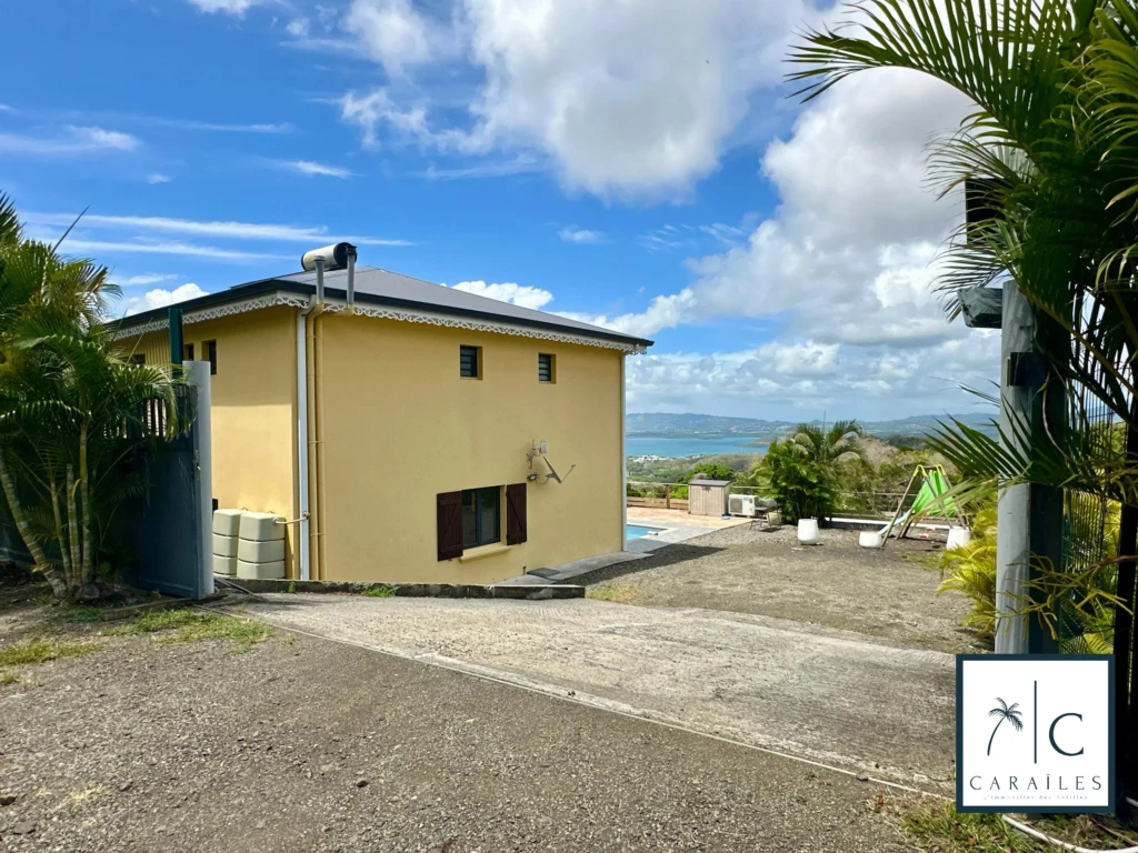 Belle maison avec vue imprenable sur la mer située dans un cadre tropical.