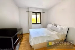 Chambre lumineuse avec un lit double et une vue sur l'extérieur.
