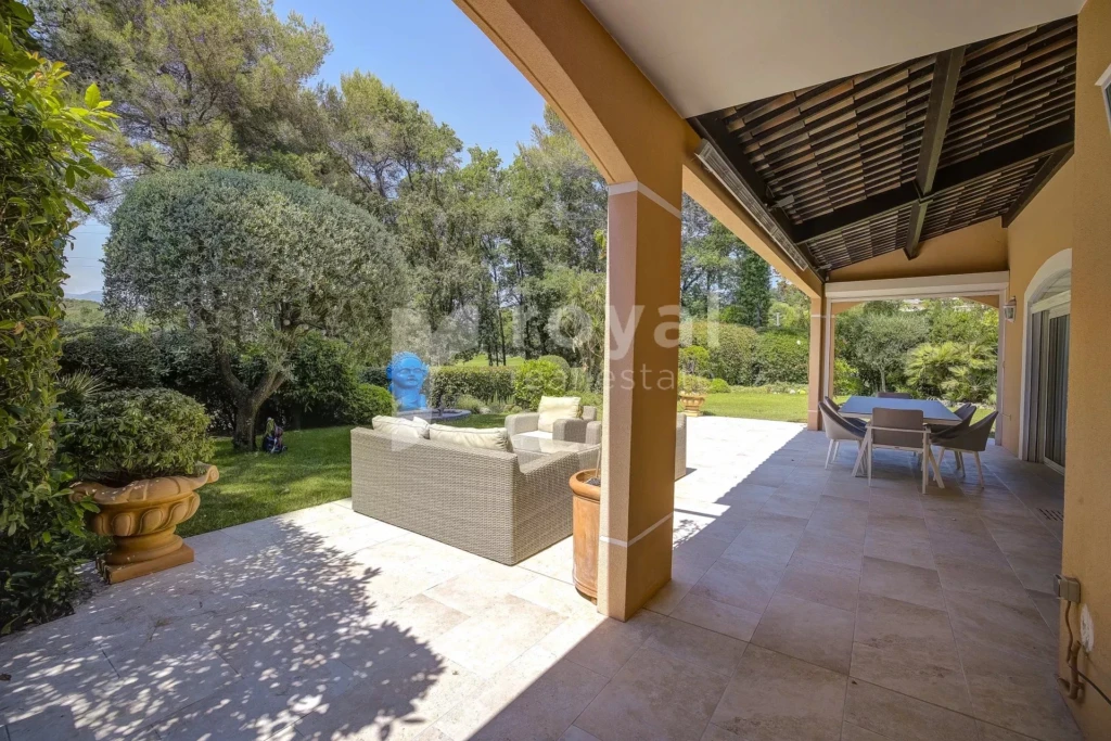 Espace extérieur chic sur grande terrasse d’une villa contemporaine