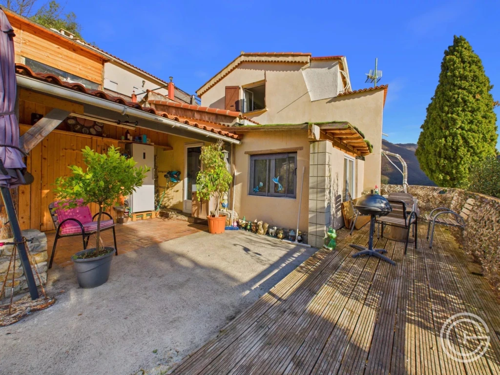 Propriété avec maison, gîte indépendant et studio – 7 500 m² de terrain - PEILLE