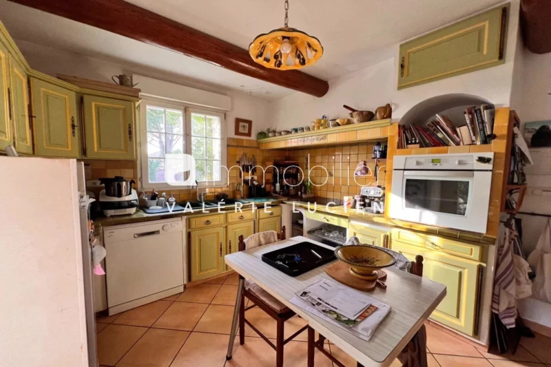 Maison proche centre Paradou cuisine équipée