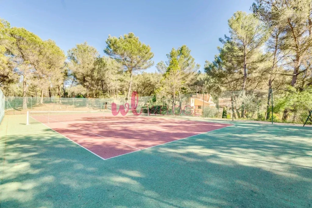 a vendre maison avec tennis et piscine