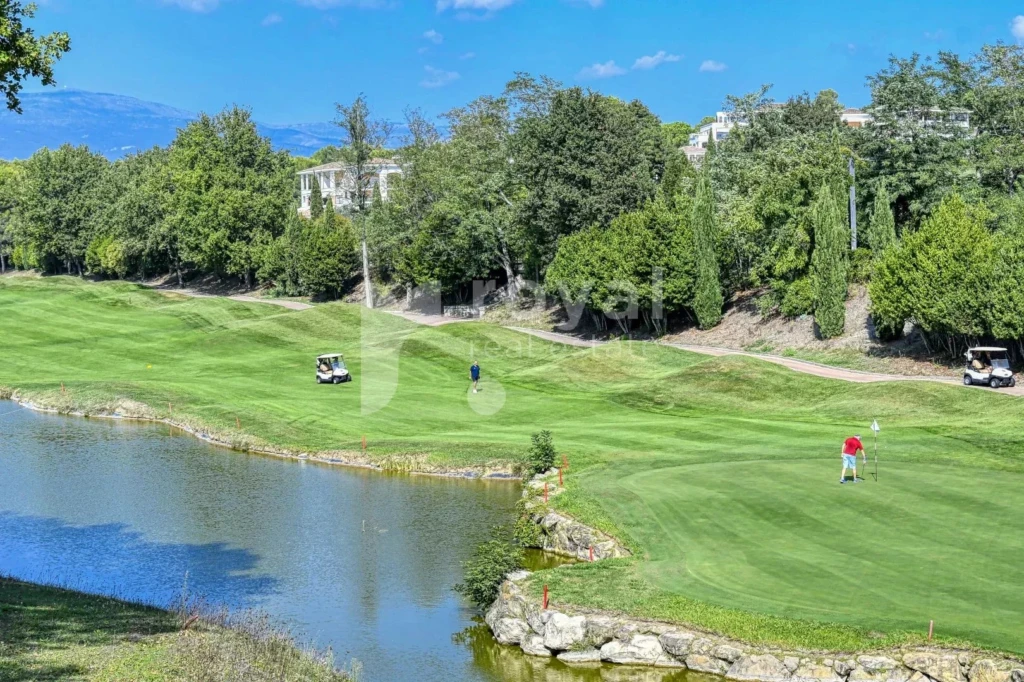 Vue panoramique sur le Mougins Golf Resort depuis villa rénovée de luxe