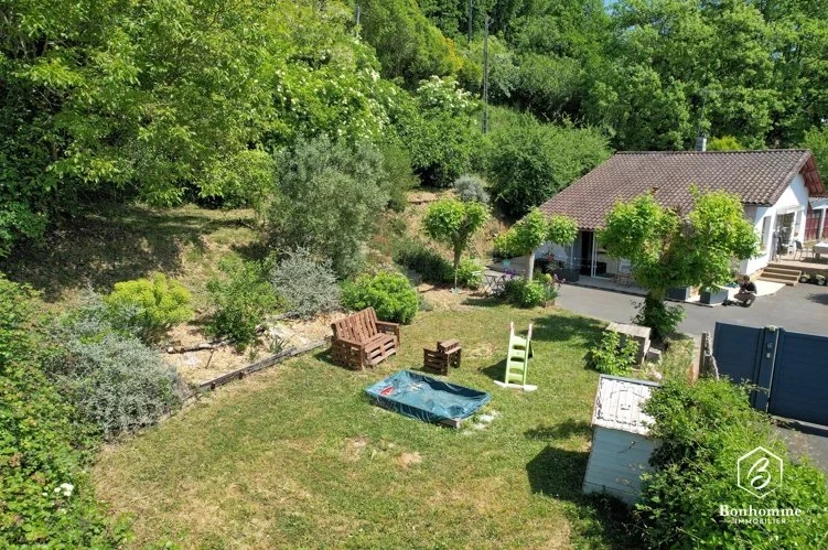 Jardin spacieux, aire de jeux et espace détente, idéal pour la famille.