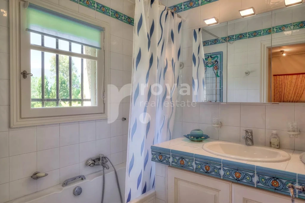 Salle de bain raffinée dans une maison d'amis de la propriété de charme à Châteauneuf-Grasse