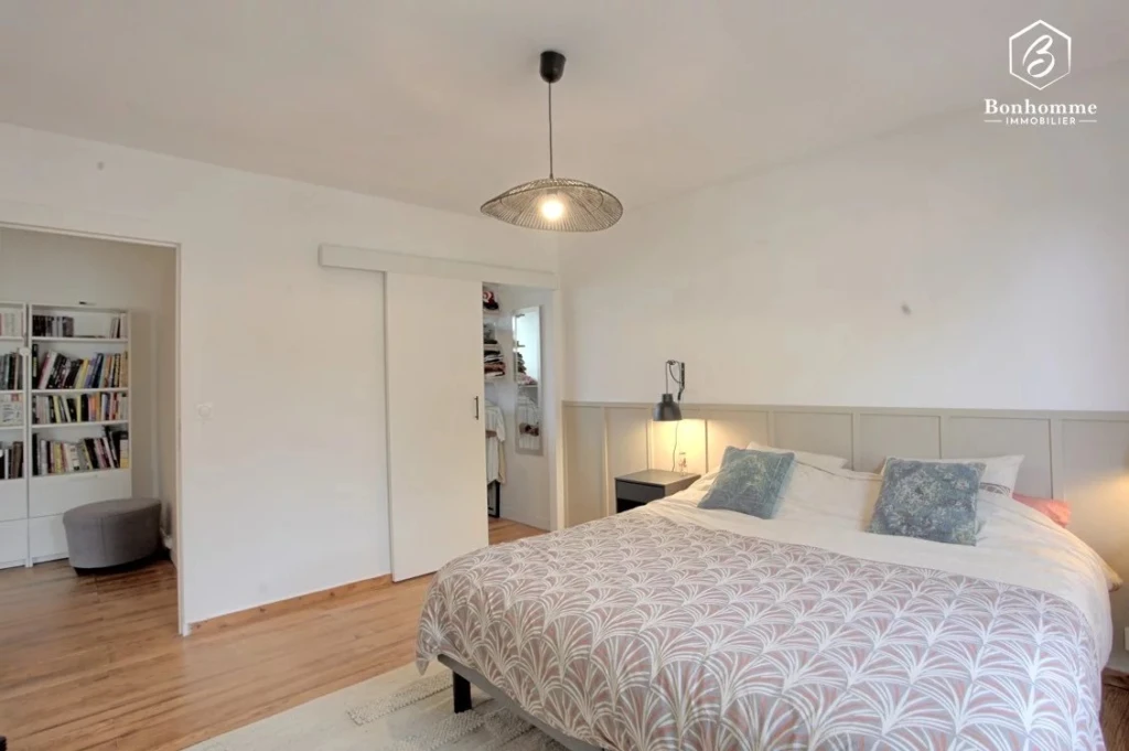 Chambre lumineuse et spacieuse avec lit confortable et dressing intégrée.