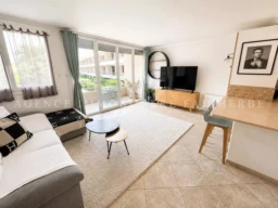 Ce salon lumineux dispose d'un espace convivial avec un grand balcon extérieure.
