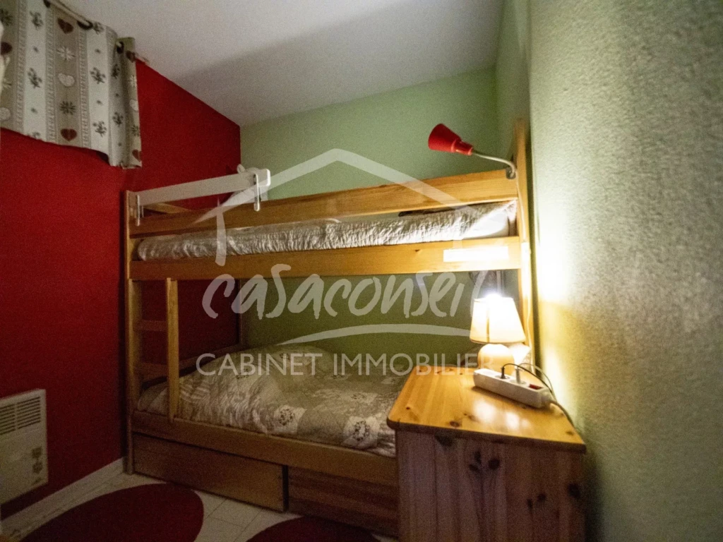 chambre avec lits superposés et fenêtre