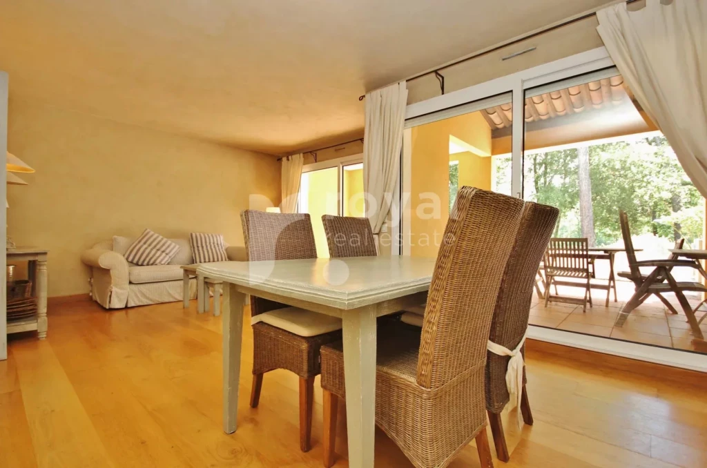 Salle à manger conviviale dans un cadre luxueux -Royal Mougins Golf