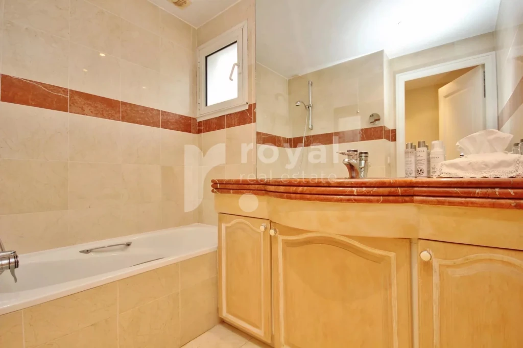 Salle de bains dans une villa familiale