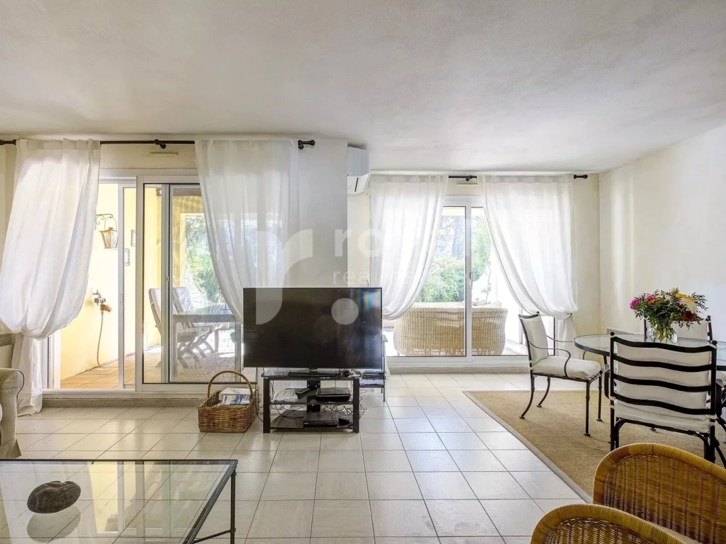 Séjour avec salle à manger et vue dégagée à Royal Mougins Golf Resort