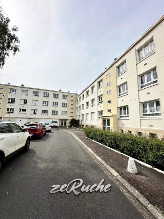Appartement lumineux situé dans un immeuble résidentiel calme.