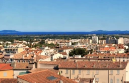 Vue panoramique sur les toits de Hyères jusqu’à la mer