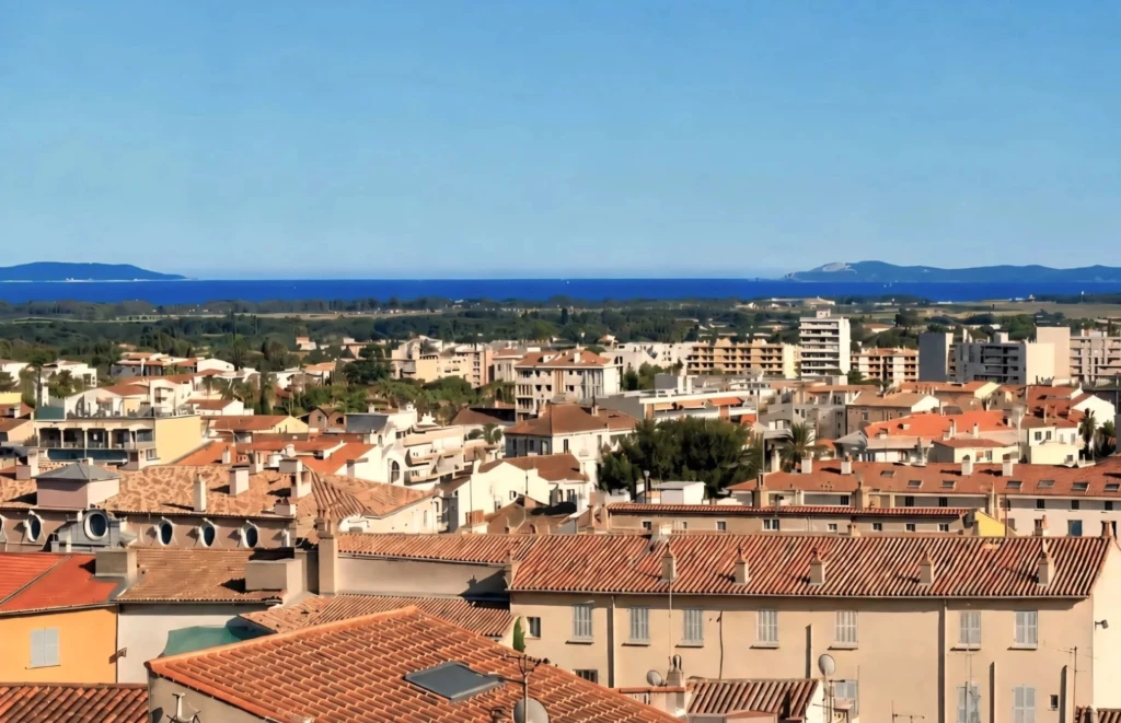 Vue panoramique sur les toits de Hyères jusqu’à la mer