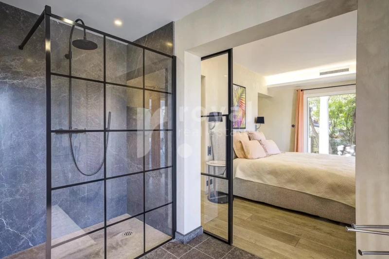 Salle de douche élégante dans villa d’exception