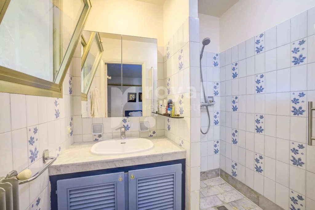 Douche spacieuse dans villa de luxe à Biot