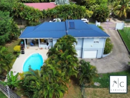 Belle maison avec piscine située dans un jardin luxuriant.