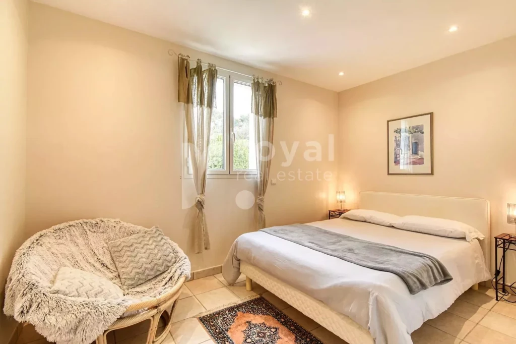 Chambre lumineuse dans un environnement calme et verdoyant