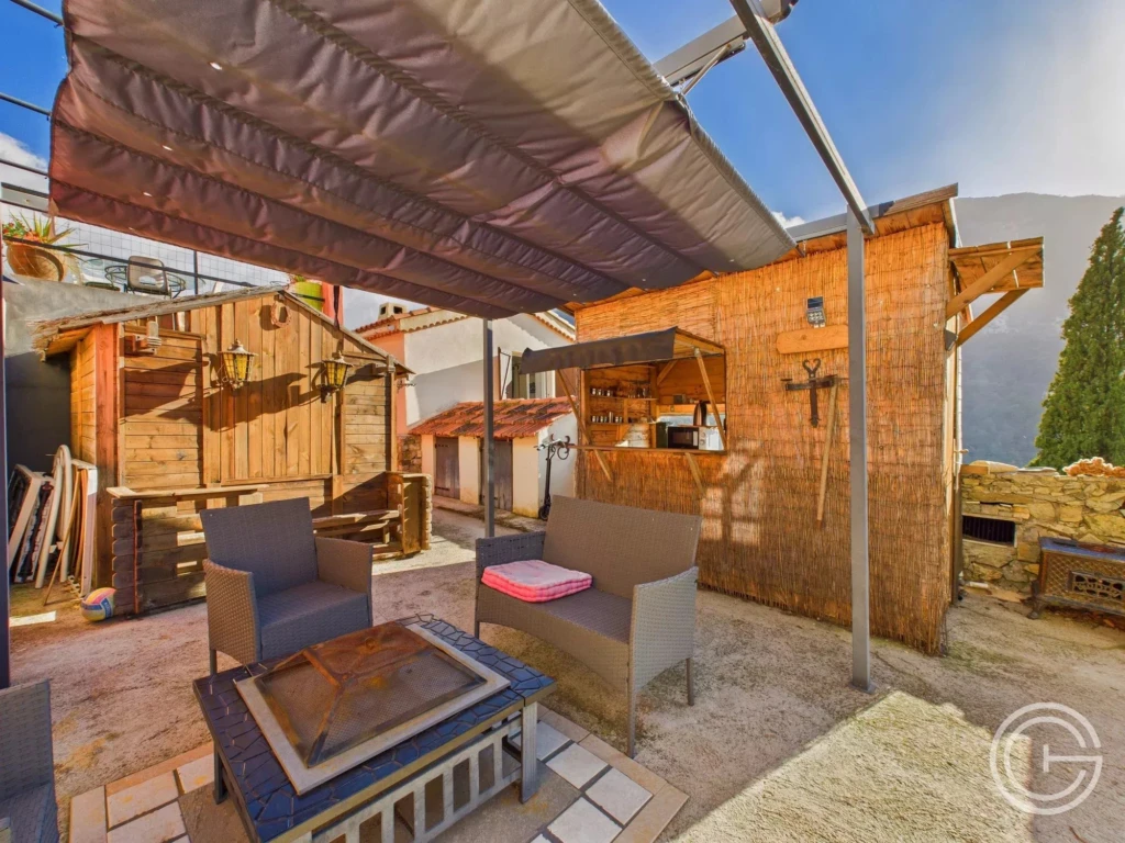 Propriété avec maison, gîte indépendant et studio – 7 500 m² de terrain - PEILLE